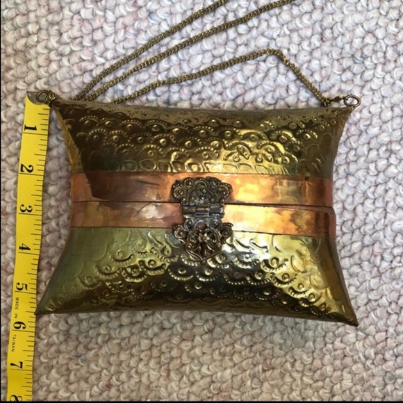 Exquisite Vintage Copper and Brass Pillow Minaudière purse. - Picture 4 of 11